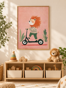 Leeuw op de Step in een houten lijst boven een speelgoedkast in een lichte kinderkamer