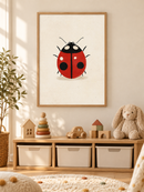 Lieveheersbeestje Crème in een houten lijst boven een speelgoedkast in een lichte kinderkamer