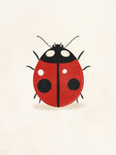 Een rood lieveheersbeestje met zwarte stippen op een rustige crèmekleurige achtergrond.