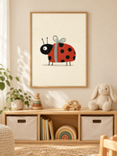 Lieveheersbeestje met Strik in een houten lijst boven een speelgoedkast in een lichte kinderkamer