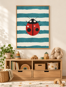 Lieveheersbeestje Strepen in een houten lijst boven een speelgoedkast in een lichte kinderkamer