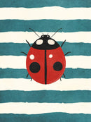 Een rood lieveheersbeestje met zwarte stippen op golvende turquoise en crèmekleurige strepen.