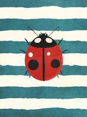 Een rood lieveheersbeestje met zwarte stippen op golvende turquoise en crèmekleurige strepen.
