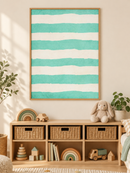 Mintgroene Strepen in een houten lijst boven een speelgoedkast in een lichte kinderkamer