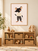 Muis in Streepjesbroek in een houten lijst boven een speelgoedkast in een lichte kinderkamer