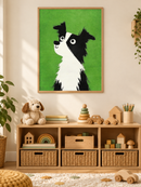 Nieuwsgierige Hond Groen in een houten lijst boven een speelgoedkast in een lichte kinderkamer