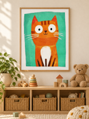Nieuwsgierige Kat Mint in een houten lijst boven een speelgoedkast in een lichte kinderkamer