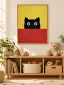 Nieuwsgierige Zwarte Kat Geel in een houten lijst boven een speelgoedkast in een lichte kinderkamer