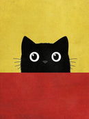 Zwarte kat met grote witte ogen die over een rood vlak kijkt tegen een gele achtergrond.