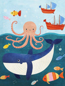 Roze octopus boven een blauwe walvis met witte buik, omringd door vissen en twee oranje zeilboten.