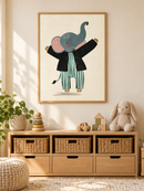 Olifant in Streepjespak in een houten lijst boven een speelgoedkast in een lichte kinderkamer