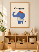 Olifant met Baret in een houten lijst boven een speelgoedkast in een lichte kinderkamer