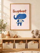 Olifant met Hoed in een houten lijst boven een speelgoedkast in een lichte kinderkamer