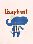 Blauwe olifant met lichte hoed en gestreept vest met de tekst L’Éléphant op een lichtroze achtergrond