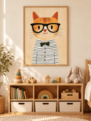 Oranje Kat met Bril in een houten lijst boven een speelgoedkast in een lichte kinderkamer