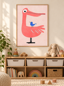 Pelikaan en Vogel Roze in een houten lijst boven een speelgoedkast in een lichte kinderkamer