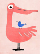 Een grote roze pelikaan met een klein blauw vogeltje op zijn rug op een lichtroze achtergrond.