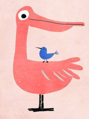 Een grote roze pelikaan met een klein blauw vogeltje op zijn rug op een lichtroze achtergrond.