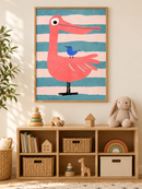Pelikaan met Blauwe Strepen in een houten lijst boven een speelgoedkast in een lichte kinderkamer