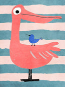 Een roze pelikaan met een klein blauw vogeltje op zijn rug op blauwe en lichtroze horizontale strepen.