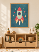 Raket tussen de Sterren in een houten lijst boven een speelgoedkast in een lichte kinderkamer