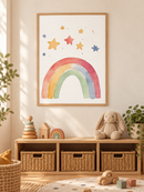 Regenboog met Sterren in een houten lijst boven een speelgoedkast in een lichte kinderkamer