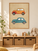 Retro Auto Duo in een houten lijst boven een speelgoedkast in een lichte kinderkamer