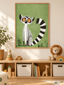 Ringstaartmaki Groen in een houten lijst boven een speelgoedkast in een lichte kinderkamer