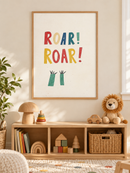 Roar Roar in een houten lijst boven een speelgoedkast in een lichte kinderkamer