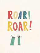 De kleurrijke tekst ROAR! ROAR! boven twee groene poten met zwarte klauwen op crème.