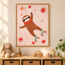 Rollende Luiaard Roze in een houten lijst boven een speelgoedkast in een lichte kinderkamer
