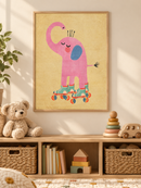 Rollende Olifant in een houten lijst boven een speelgoedkast in een lichte kinderkamer