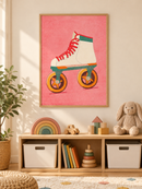 Rolschaats Roze in een houten lijst boven een speelgoedkast in een lichte kinderkamer