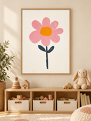 Roze Bloem Crème in een houten lijst boven een speelgoedkast in een lichte kinderkamer