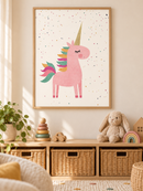 Roze Eenhoorn met Confetti in een houten lijst boven een speelgoedkast in een lichte kinderkamer