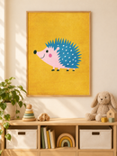 Roze Egel met Blauwe Stekels in een houten lijst boven een speelgoedkast in een lichte kinderkamer
