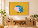 Roze Egel met Blauwe Stekels Liggend in een houten lijst boven een speelgoedkast in een lichte kinderkamer