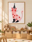 Roze Feestkat met Bloemen in een houten lijst boven een speelgoedkast in een lichte kinderkamer