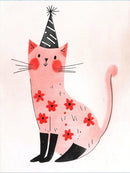 Een roze kat met rode bloemen, zwarte pootjes en een zwart-wit gestreepte feesthoed op een lichte achtergrond.