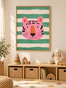 Roze Tijger met Strepen in een houten lijst boven een speelgoedkast in een lichte kinderkamer