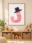 Roze Worm met Hoge Hoed in een houten lijst boven een speelgoedkast in een lichte kinderkamer