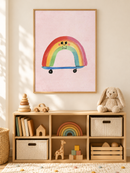 Skatende Regenboog in een houten lijst boven een speelgoedkast in een lichte kinderkamer