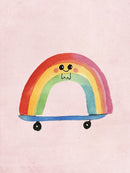 Lachende kleurrijke regenboog op een blauw skateboard tegen een lichtroze achtergrond