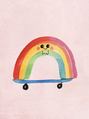 Lachende kleurrijke regenboog op een blauw skateboard tegen een lichtroze achtergrond