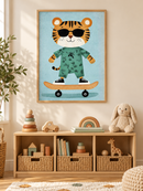 Skatende Tijger in een houten lijst boven een speelgoedkast in een lichte kinderkamer