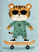 Oranje tijger met zonnebril en groen pak op een skateboard tegen lichtblauw