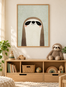 Slapende Luiaard Mintgroen in een houten lijst boven een speelgoedkast in een lichte kinderkamer