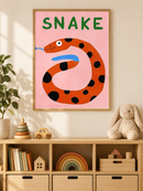Snake Slang Roze in een houten lijst boven een speelgoedkast in een lichte kinderkamer