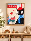 So So Chic Kat in een houten lijst boven een speelgoedkast in een lichte kinderkamer