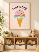 Supr Cool IJsje in een houten lijst boven een speelgoedkast in een lichte kinderkamer